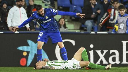 El bético Antony recriminado por Diego Rico durante el Getafe-Betis /