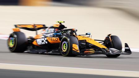 El británico Lando Norris pilota su McLaren en el circuito de Sakhir /
