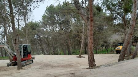 Vista de la nueva zona para aparcar que se ha habilitado en los pinos, en el casco antiguo de Tafalla
