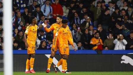 Vinicius y Bellingham felicitan a Endrick tras el tanto /