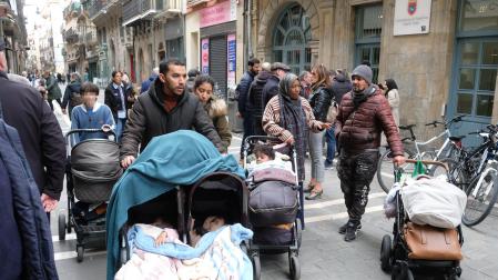 Las cuatro familias con sus hijos, esta mañana de jueves tras recibir la negativa del Ayuntamiento de Pamplona.