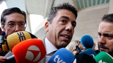 El president de la Generalitat, Carlos Mazón, atiende a los periodistas a su llegada a un acto sobre educación en el Palau de Les Arts