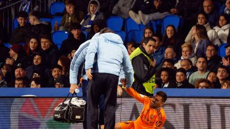 El centrocampista blanco Dani Ceballos se duele en el suelo tras chocar con el japonés Take Kubo durante el encuentro de ida de las semifinales de la Copa del Rey entre Real Sociedad y Real Madrid