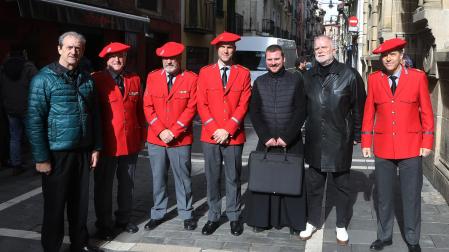 Ignacio Esparza Lezáun, nuevo capellán, con miembros de Policía Foral