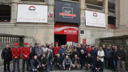 Foto de familia en la bajada al callejón de la Plaza de Toros