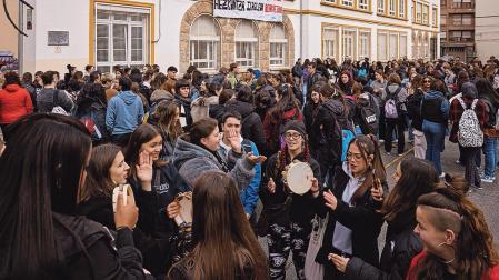 Cientos de alumnos se han concentrado este jueves al mediodía en el centro de la Avenida Zaragoza
