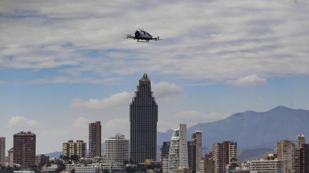 La demostración del aerotaxi con drones se ha realizado en la playa de Poniente de Benidorm