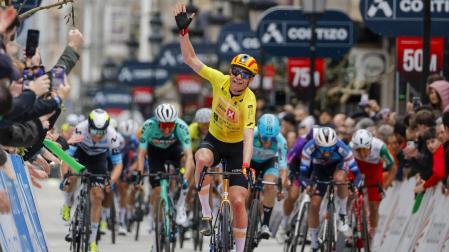 Magnus Cort Nielsen celebra su victoria en la segunda etapa de O Gran Camiño