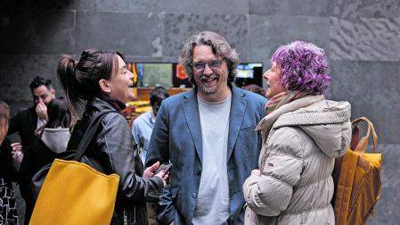 La consejera de Vivienda, Begoña Alfaro (izquierda), conversa con el parlamentario de Contigo Daniel López y la consejera Rebeca Esnaola