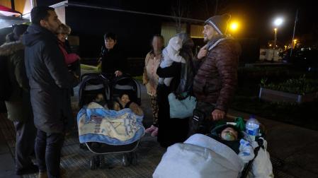 Voluntarias de Apoyo Mutuo acompañando el jueves por la noche a dos familias con cuatro bebés que fueron rechazadas del albergue municipal.