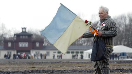 Un superviviente del campo de Buchenwald, durante los actos conmemorativos del 60 aniversario de su liberación, en el año 2005