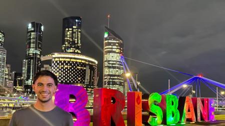 Mikel Echeverría posando delante de un gran rótulo en Brisbane