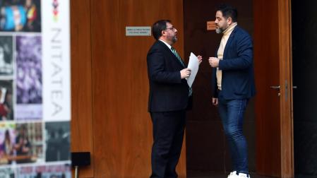 El presidente del Parlamento foral y del PNV, Unai Hualde, habla con el portavoz del PSN, Ramón Alzórriz