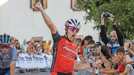 Iker Gómez celebra la victoria en la Vuelta a Pamplona 2024