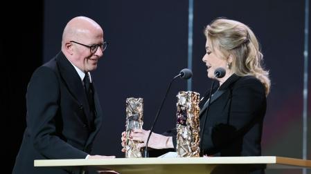 El director francés Jacques Audiard recoge el premio César a Mejor Película por 'Emilia Pérez' de manos de la actriz Catherine Deneuve