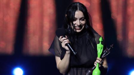 Charli XCX, con dos de los premios recibidos en los Brit