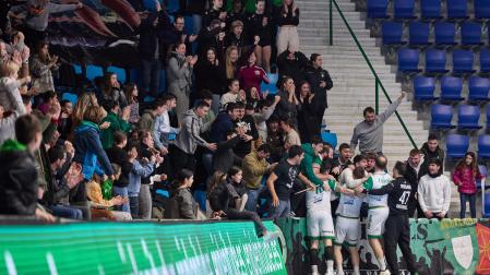 Grada y equipo celebrando en Anaitasuna la sufrida victoria del pasado 2 de marzo ante el Benidorm