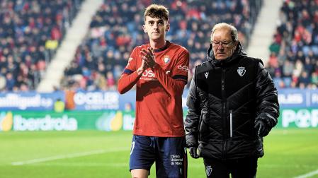 Aimar Oroz se retira lesionado junto al doctor Andrés Fernández /