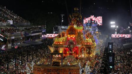 Paso de las comparsas en el desfile por el sambódromo durante los Carnavales de Río de Janeiro /