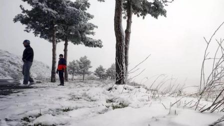 Imagen de archivo de dos montañeros en la sierra de Gredos con nieve