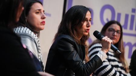 La secretaria política de Podemos y eurodiputada, Irene Montero (izda.), y la secretaria general de Podemos y diputada, Ione Belarra (centro), durante un encuentro reciente en Valencia