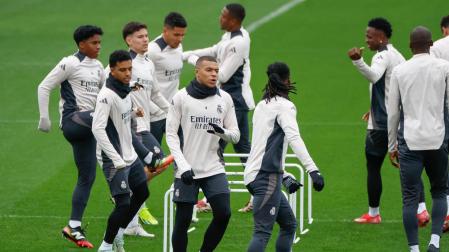 Los jugadores del Real Madrid entrenan en la víspera del partido de ida de los octavos de final de la Liga de Campeones que van a disputar frente al Atlético de Madrid