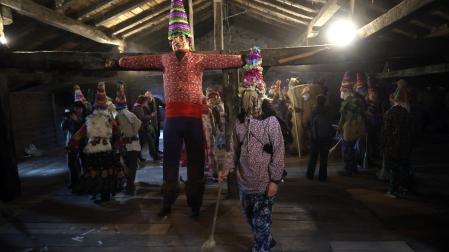 Apoyado en las vigas de la bajocubierta de la posada de Lantz, la figura de Miel Otxin.
