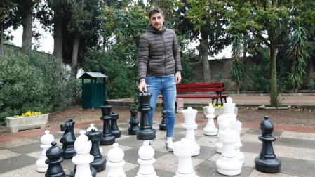 El capitán del Cortes, Mikel Pascual, en el parque municipal de su localidad