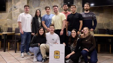 CREADORES DE CONTENIDO ASISTENTES AL EVENTO: Arriba desde la izda.: Javier Beortegui, Marta (@restaurantesconfoto), Luis Corral (@luiscomilon), Aitor Goñi (@comiendocon_g), Jon Viedma (@pamplonagastronómica), Sebastián Echeverri y Carlos Escriche (@comerte_pamplona). Abajo desde la izda.: Angela Erice (@pamplonagastronómica), Fermín Iriarte (dueño de Gastro Okei Errialde),Lorea Soberanas (@bigbitepamplona) y Cristina Arbonies