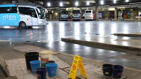 Los cubos para recoger las goteras que provocan las filtraciones se han convertido en un elemento más de la estación de autobuses de Pamplona