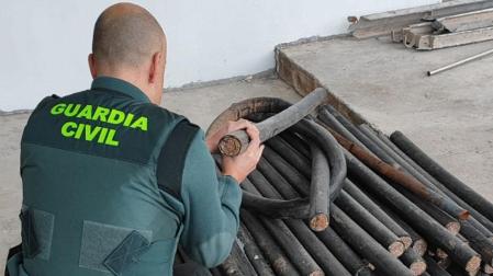 Un agente de la Guardia Civil, con parte del cobre incautado