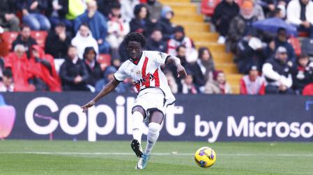 El central del Rayo Abdul Mumin golpea con la derecha el balón durante el choque contra el Sevilla /