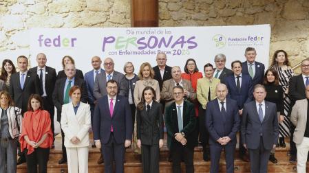 Foto de familia en el acto en Oviedo en el Día Mundial de las Enfermedades Raras, presidido por la reina Letizia