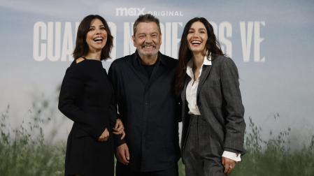 Maribel Verdú y Mariela Garriga, protagonistas de 'Cuando nadie nos ve', posan junto a Enrique Urbizu, director de la serie