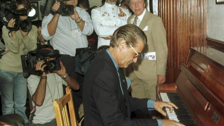 Fotografía de archivo del 10 de octubre de 2002 del compositor gaditano Felipe Campuzano tocando el piano durante la presentación de su disco 'Música y poesías para la mar'