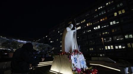 La estatua de Juan Pablo II en el exterior del hospital Gemelli de Roma, donde continúa ingresado el papa Francisco