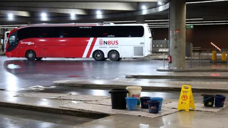 Cubos en la estación de autobuses de Pamplona