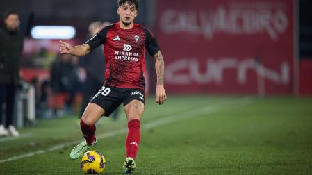 Iker Benito, en uno de sus partidos con el Mirandés.	cd mirandés
