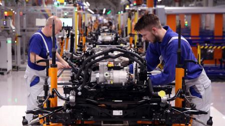 Empleados de Volkswagen montan la carrocería de un coche eléctrico en la fábrica de Zwickau (Alemania)