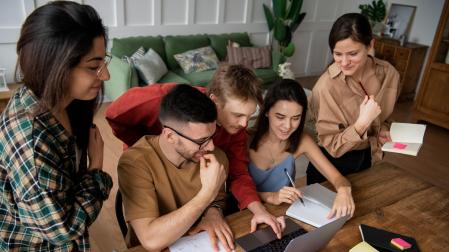 Un grupo de universitarios