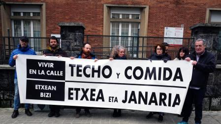 Los colectivos se han manifestado en la calle González Tablas