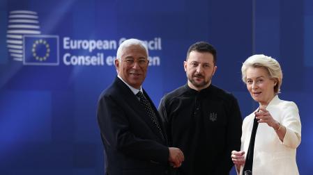 António Costa, Volodimir Zelenski y Ursula von der Lyen, este jueves a su llegada a la reunión en el Consejo Europeo en Bruselas