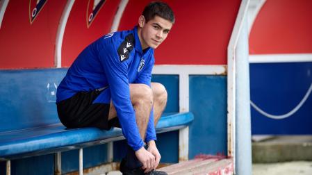 El centrocampista Aitor Iguaz se dispone para entrenar con el Subiza
