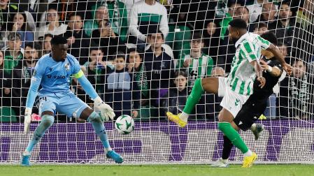 Bakambu anota el primer tanto del partido tras adelantarse a la defensa del Vitoria de Guimaraes /