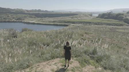 Monika Aranda observa un campo con gran presencia de plumeros de la Pampa