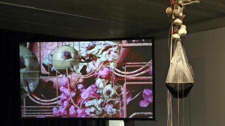 Vídeo y escultura de 'Fossiltopia I: infraestructura y náusea', proyecto de Gemma Barricarte