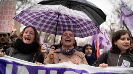 Varias personas durante la manifestación convocada por la Comisión 8M por el Día de la Mujer, a 8 de marzo de 2025, en Madrid