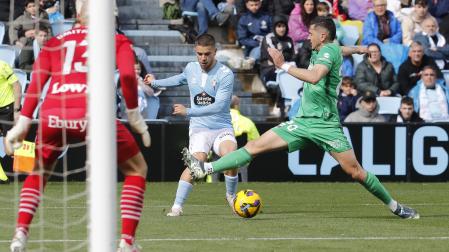 El centrocampista del Celta de Vigo Sergio Carreira, y el defensa del Leganés Javier Hernández, durante el partido de la jornada 27 de LaLiga