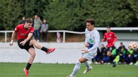 El lateral Mikel Ansó, que marcó el gol de la victoria, dispara ante Sito Barrera