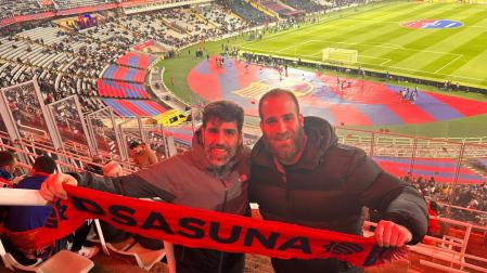 Víctor Sola junto a Javier Turumbay en el interior del estadio Lluís Companys